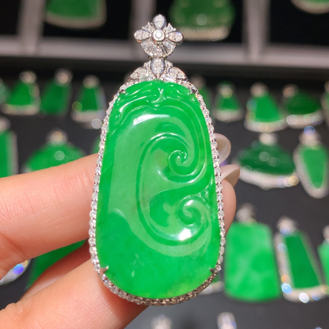 翡翠18K金镶嵌颈饰翡翠