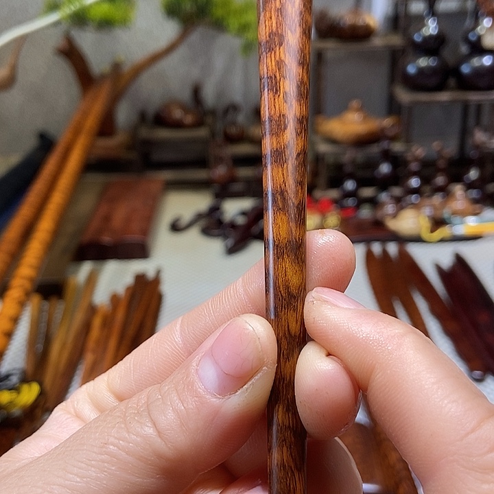 南美蛇纹木发簪一根