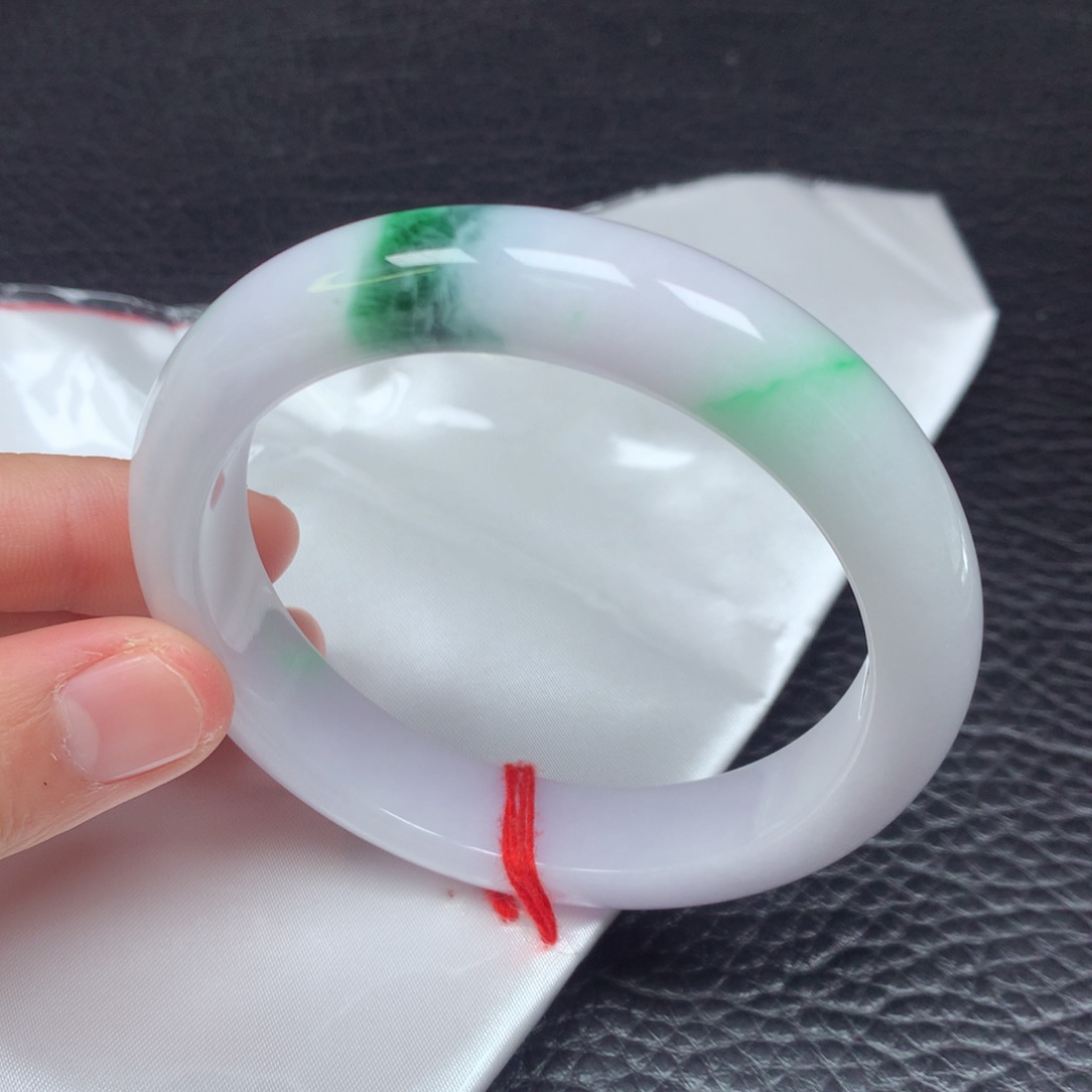 翡翠手镯未镶嵌。