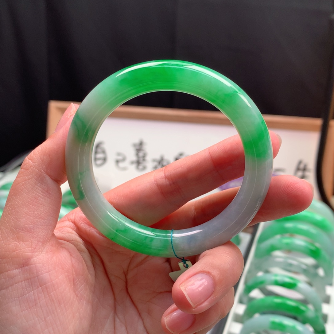 翡翠手镯未镶嵌缅甸