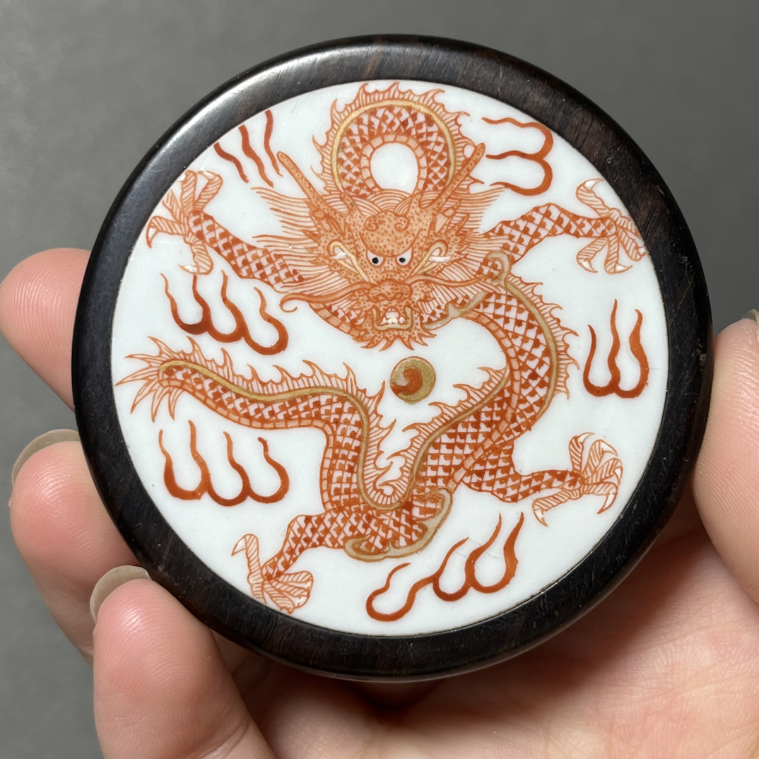 泛红描金龙纹挂件