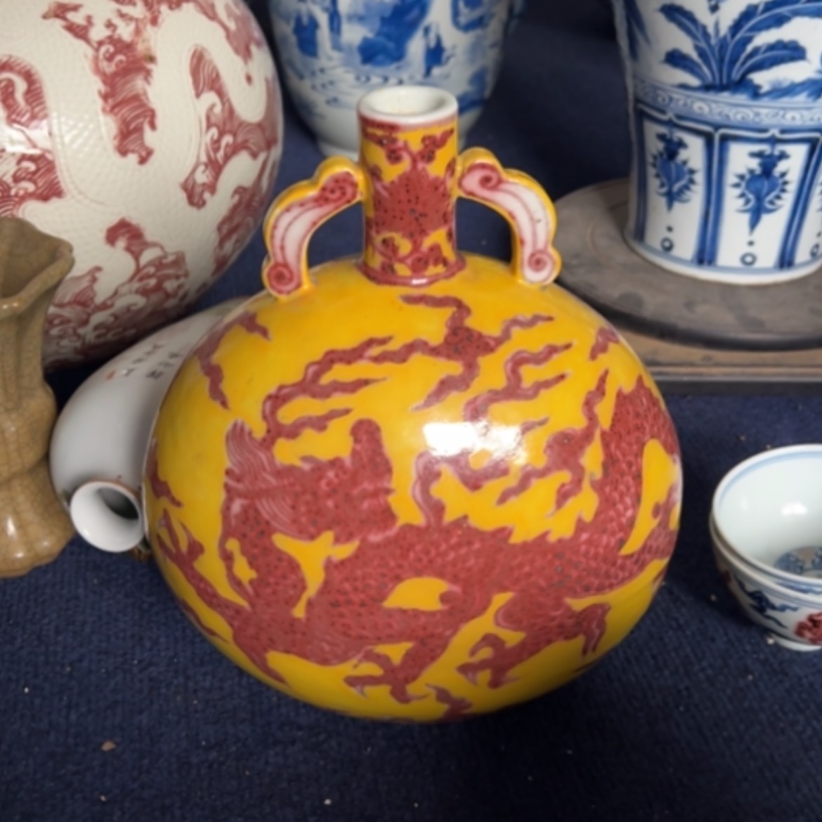【闪购商品】釉里红龙纹抱月瓶欣赏