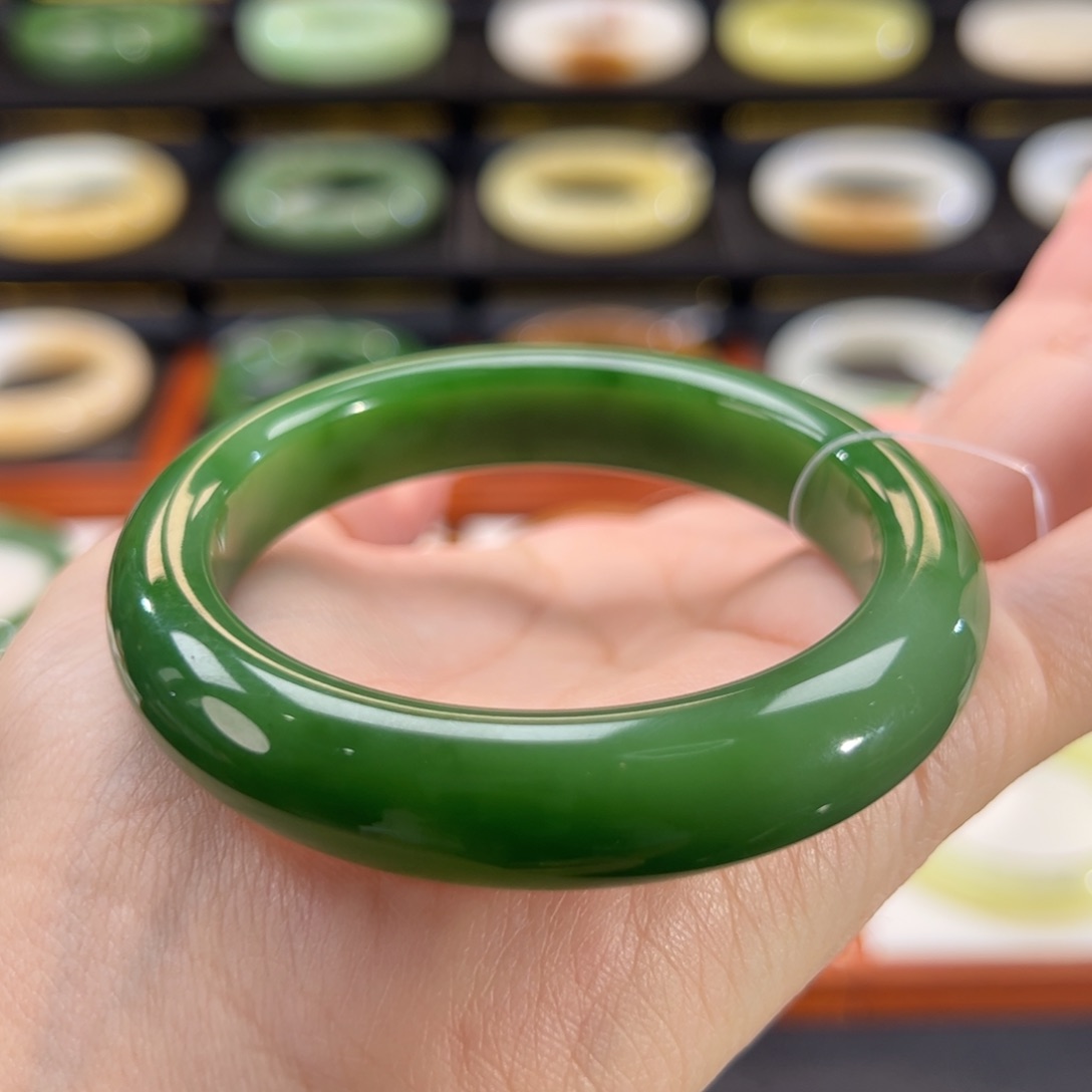 和田玉（碧玉）手镯未镶嵌粉阳绿