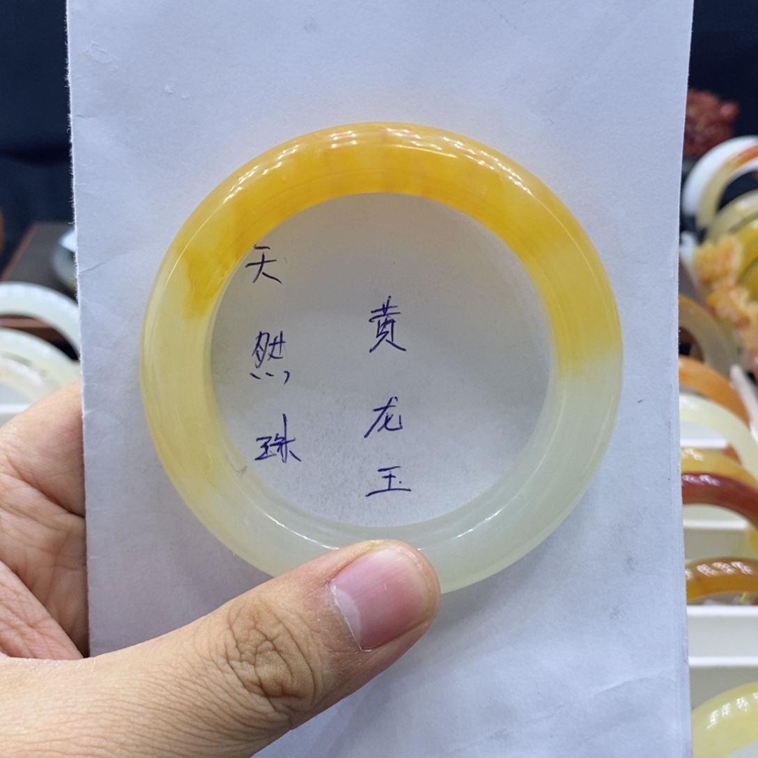 Y***。石英质玉（黄龙玉）未镶嵌手镯