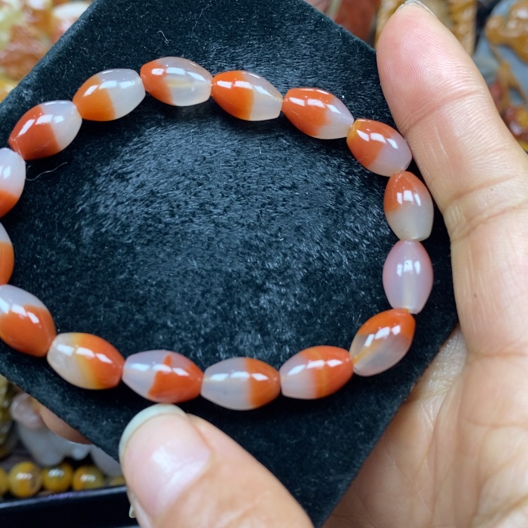 未镶嵌石英质玉（黄龙玉）颈饰