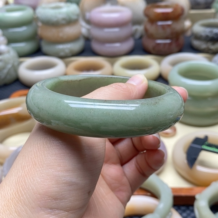 石英岩玉手镯未镶嵌