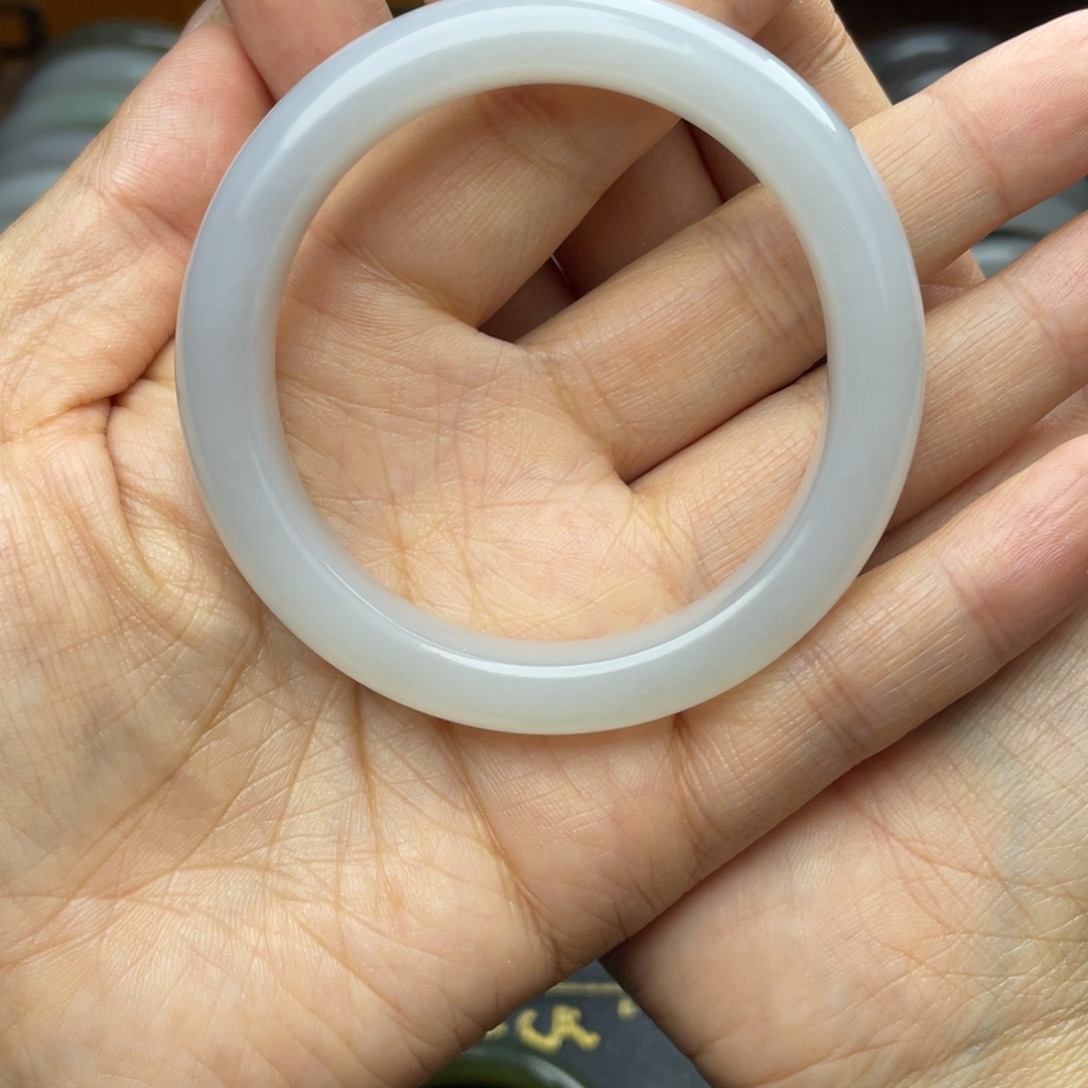 李***芃和田玉未镶嵌手镯