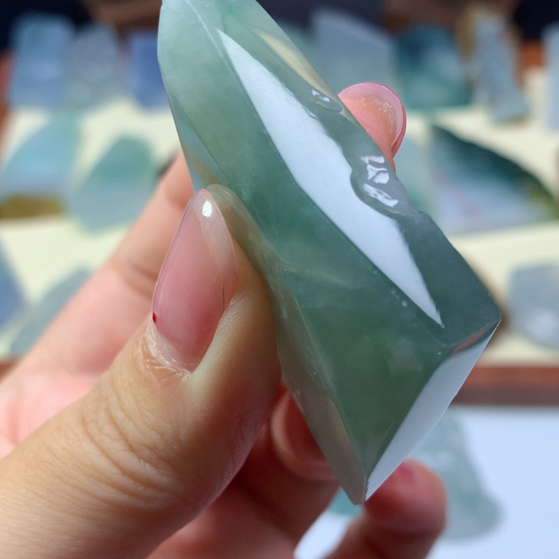翡翠未镶嵌颈饰好