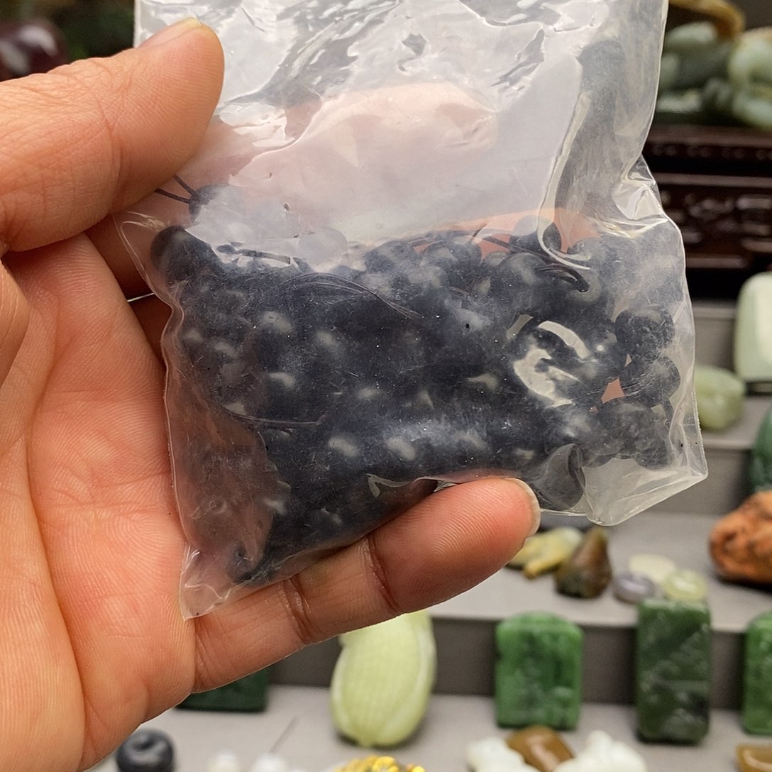 日***城和田玉未镶嵌颈饰