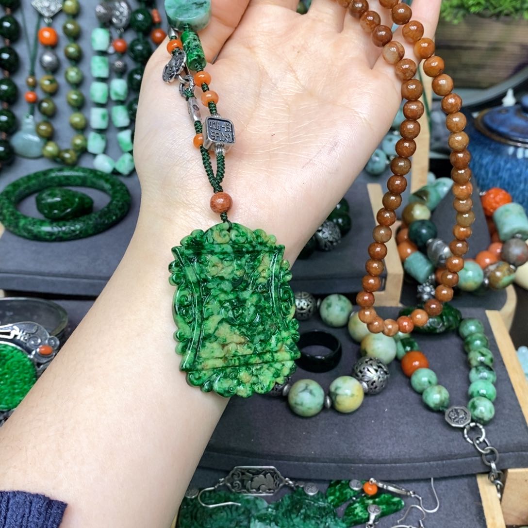 翡翠颈饰未镶嵌张*鲁漂亮美眉