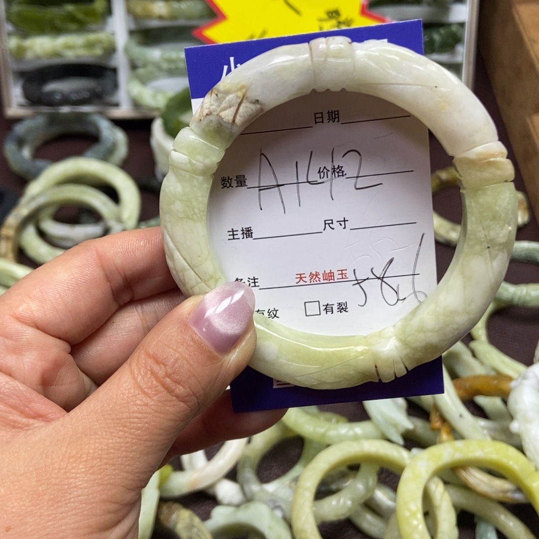 蛇纹石玉手镯未镶嵌