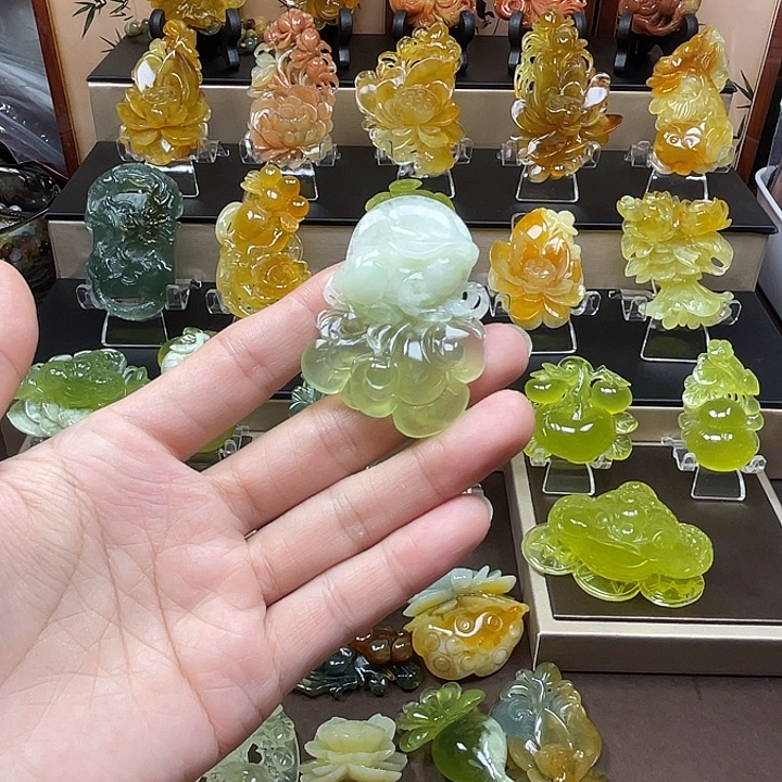 蛇纹石玉未镶嵌颈饰