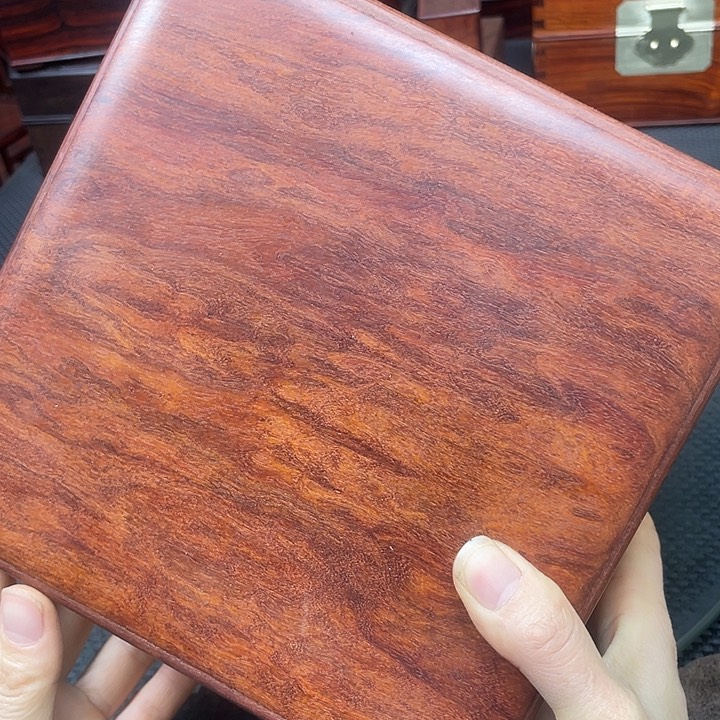 木红谭盒子在方盒子