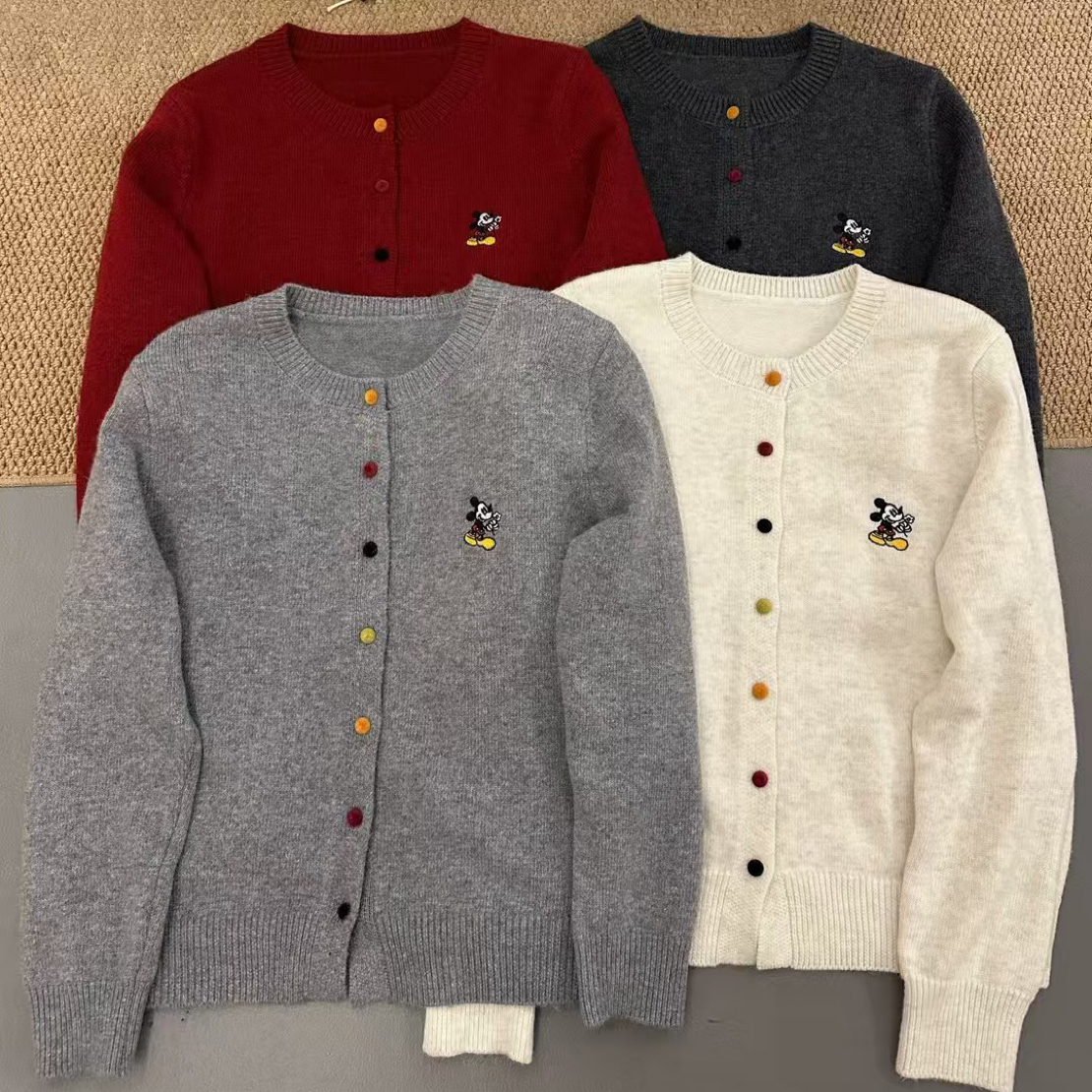 韩系彩色纽扣刺绣米奇针织开衫 