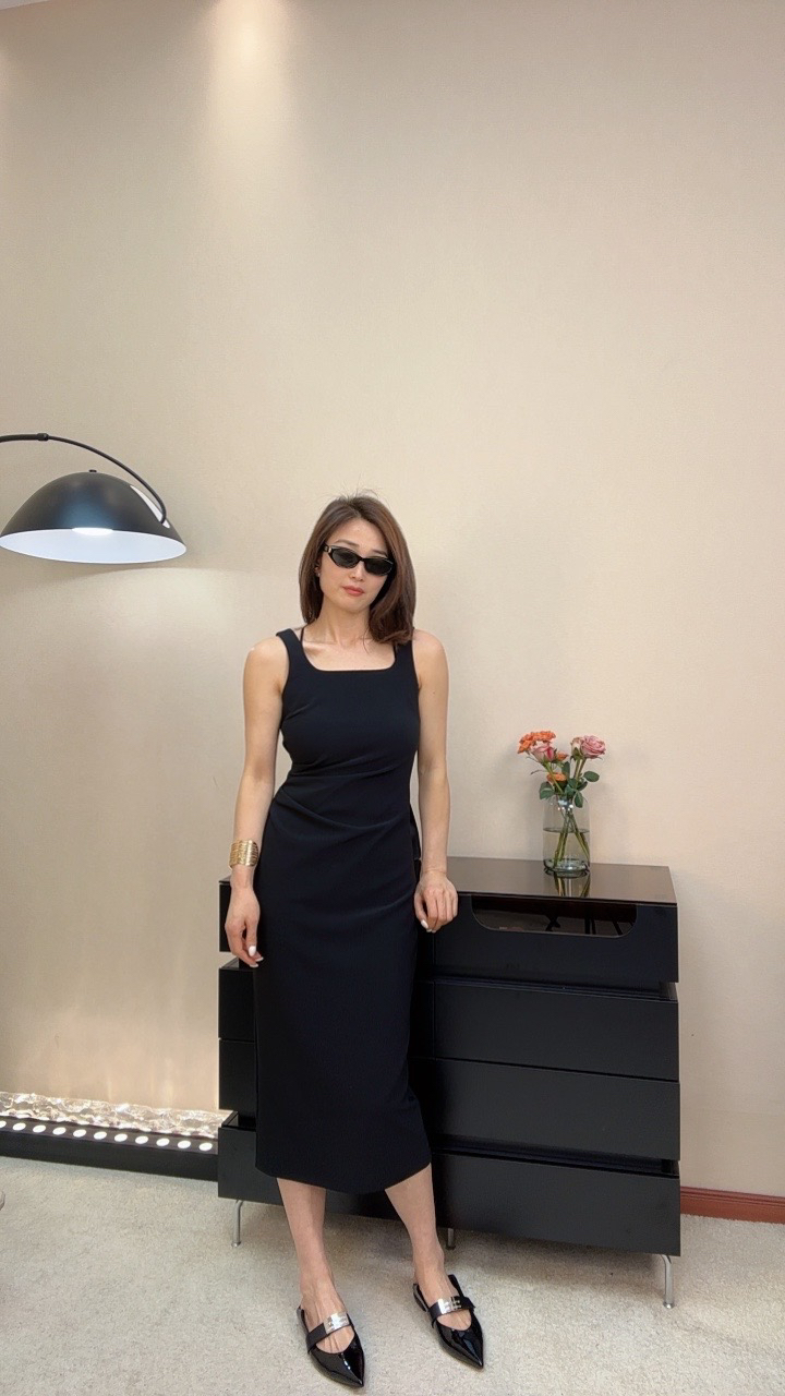经典显瘦弹力小黑裙
