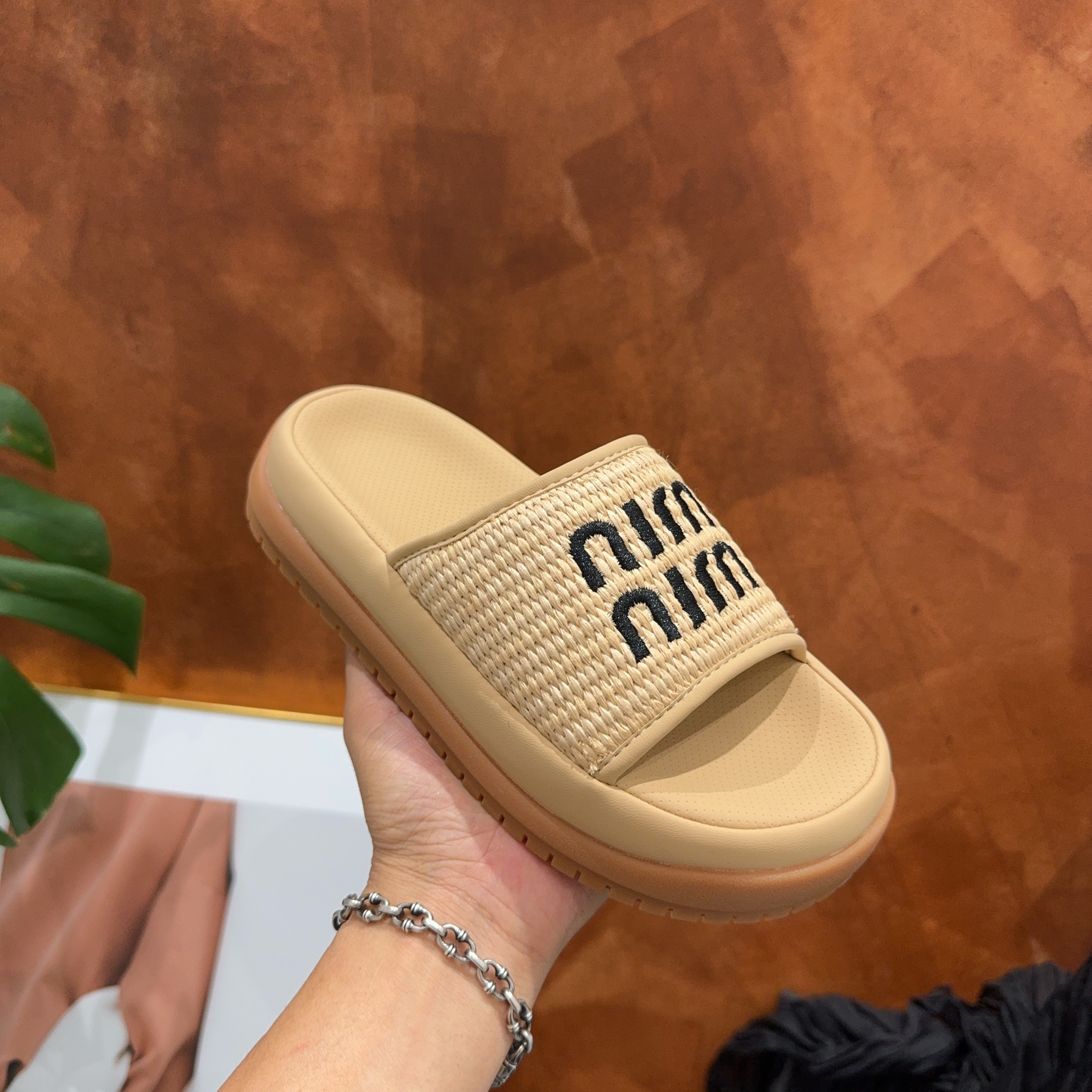 28-085 厚底一字带女拖鞋