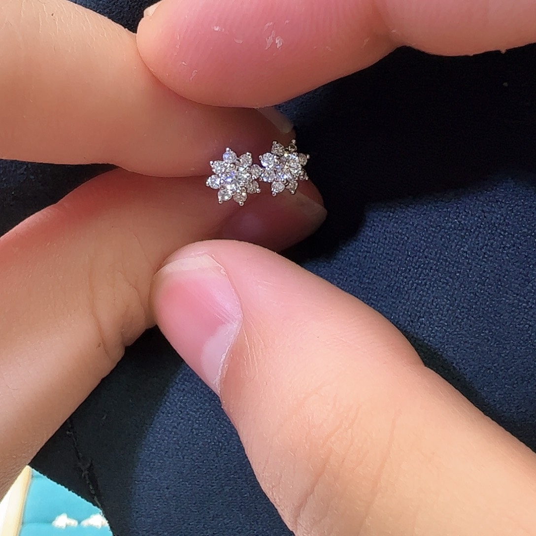 钻石耳饰18K金镶嵌太阳花小号一对