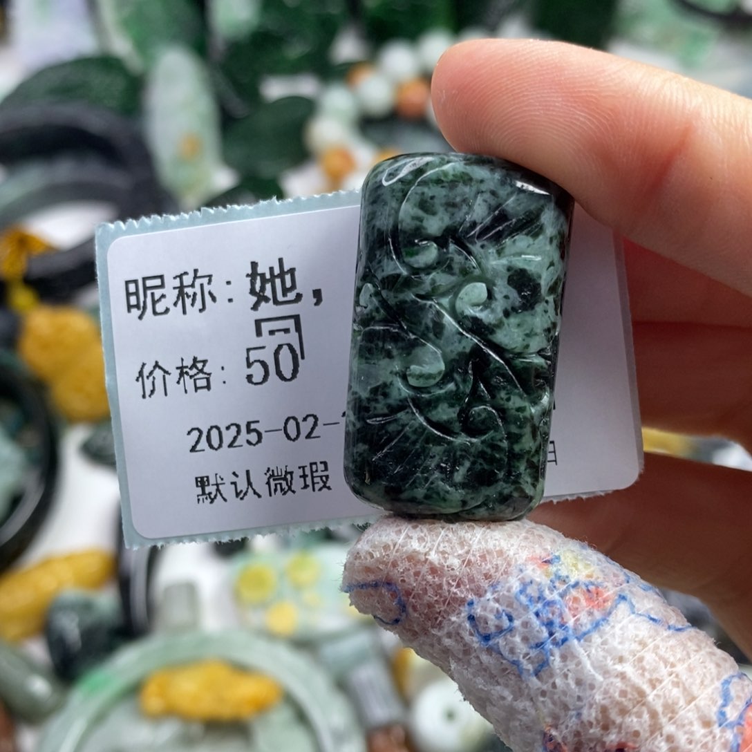 翡翠颈饰未镶嵌她****回