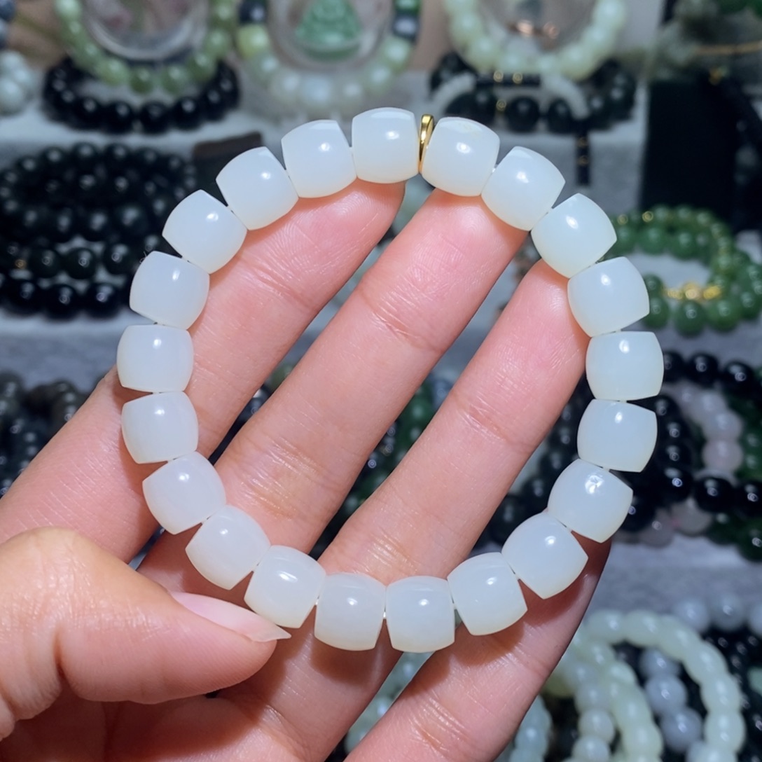 学***待和田玉未镶嵌手链