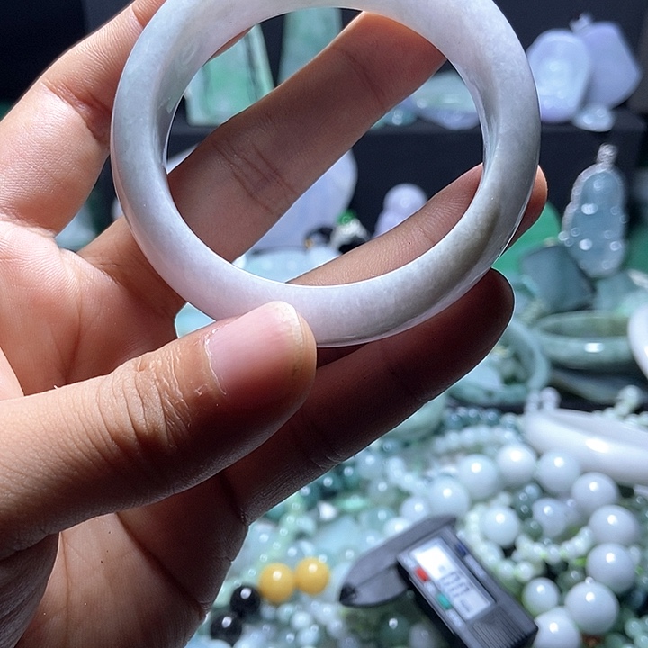 翡翠未镶嵌颈饰手镯