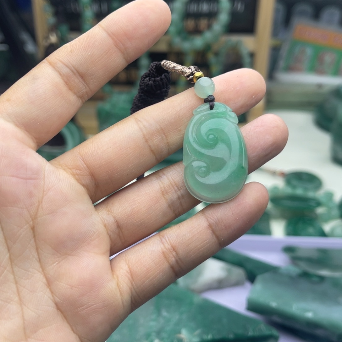 石英质玉未镶嵌颈饰