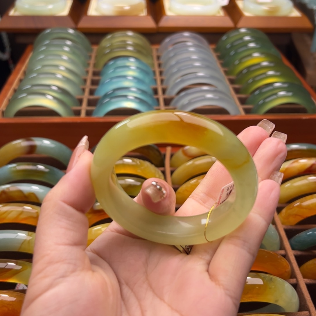 蛇纹石玉手镯未镶嵌