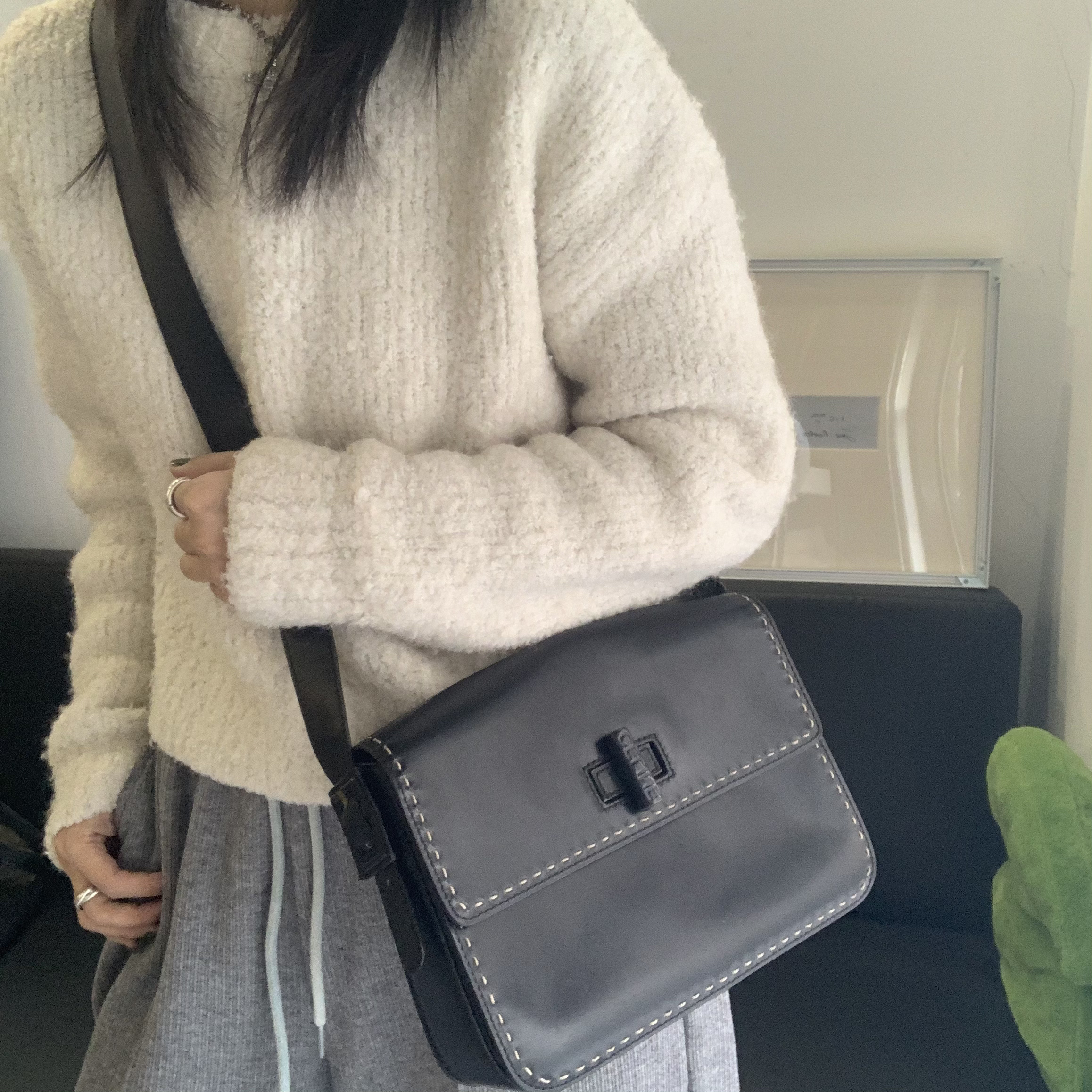 95新 Celine/思琳 0黑色外缝线十字扣斜挎包
