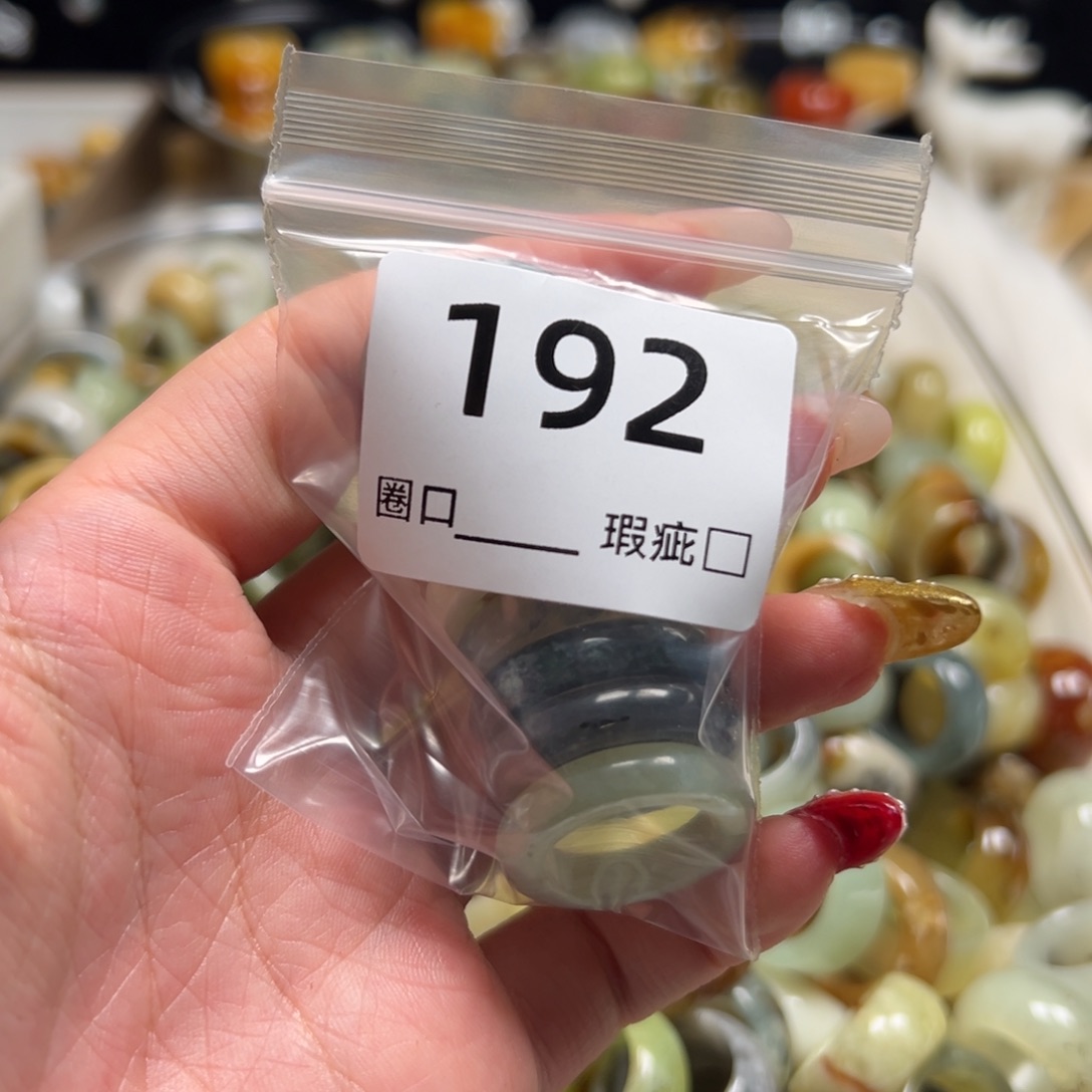 哆****蛇纹石玉未镶嵌戒指