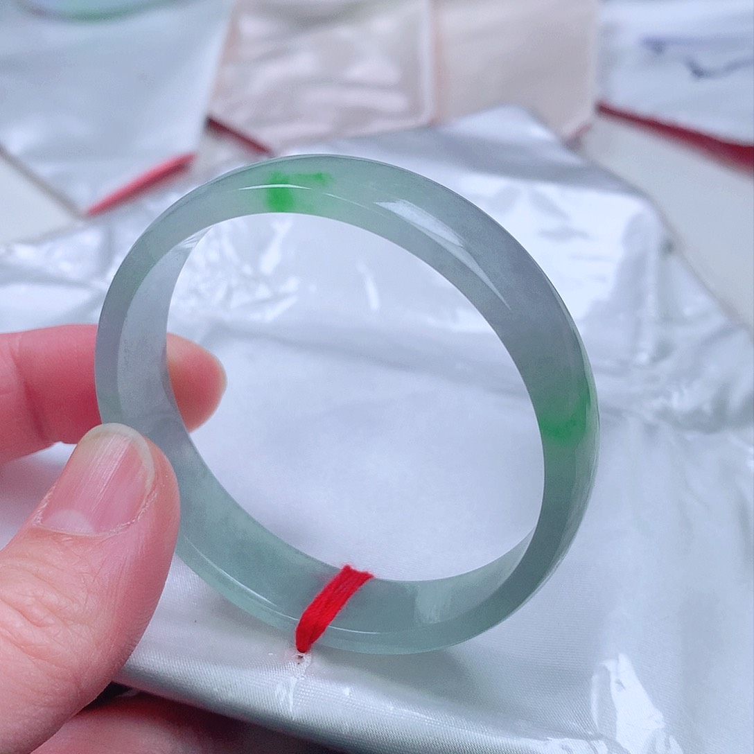 翡翠手镯未镶嵌。。