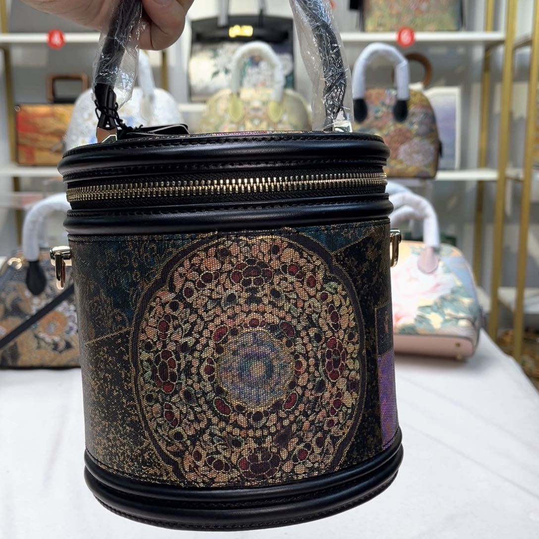 织绣自**心新年快乐！蛇年大吉！