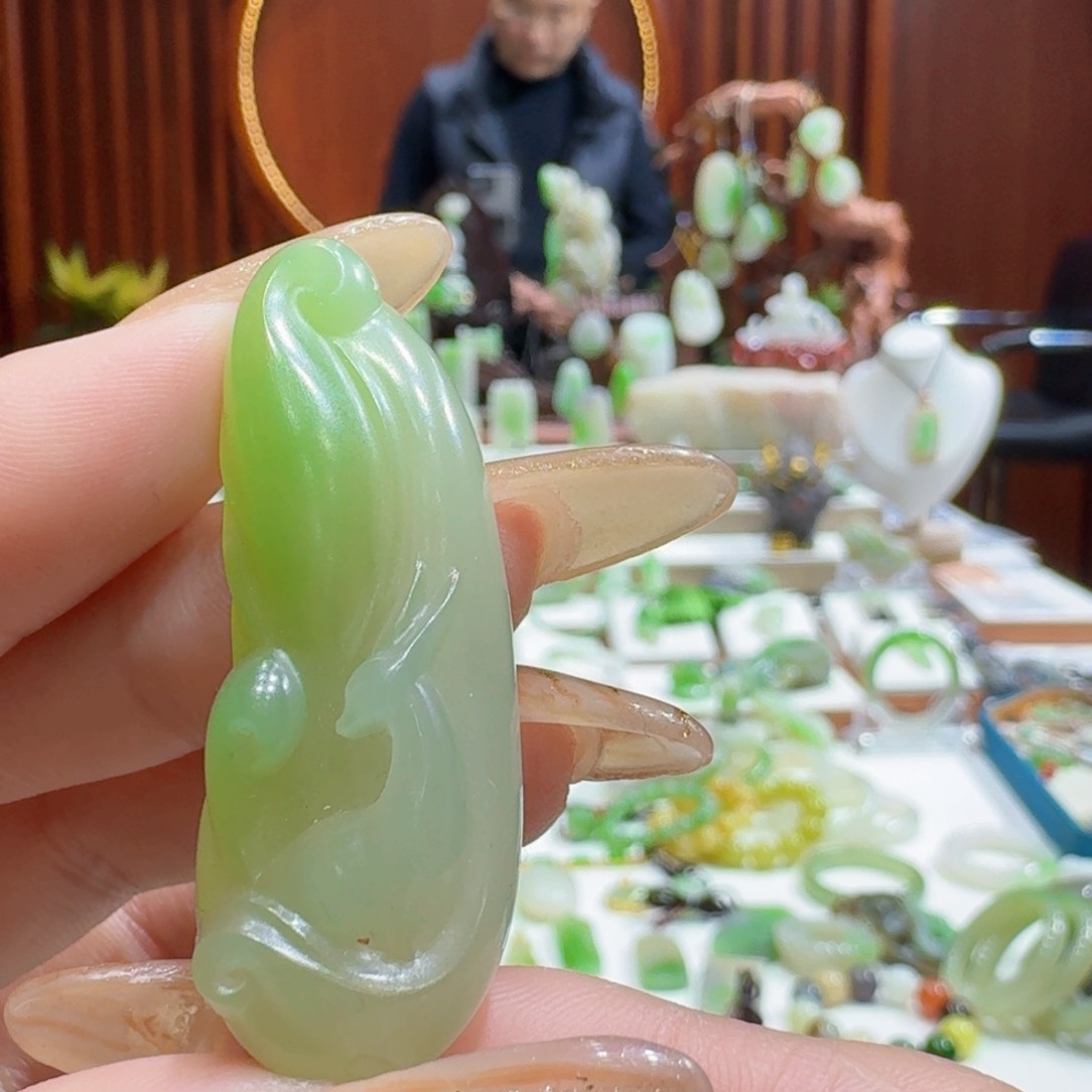 和田玉冰底翠青灵狐未镶嵌