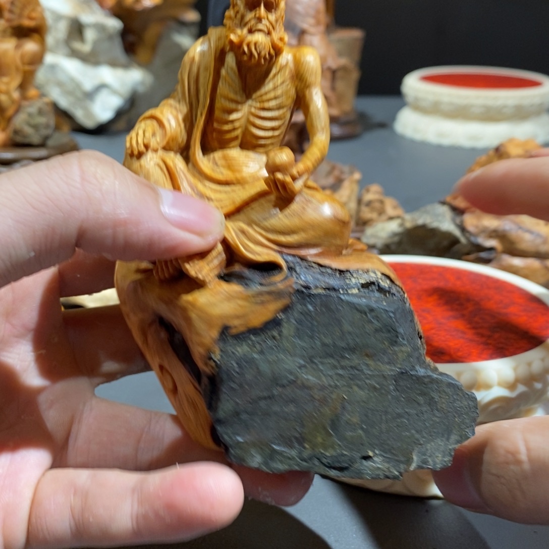 仟***珑柏木（崖柏）太行崖柏天然卡抱石达摩纯手工雕刻