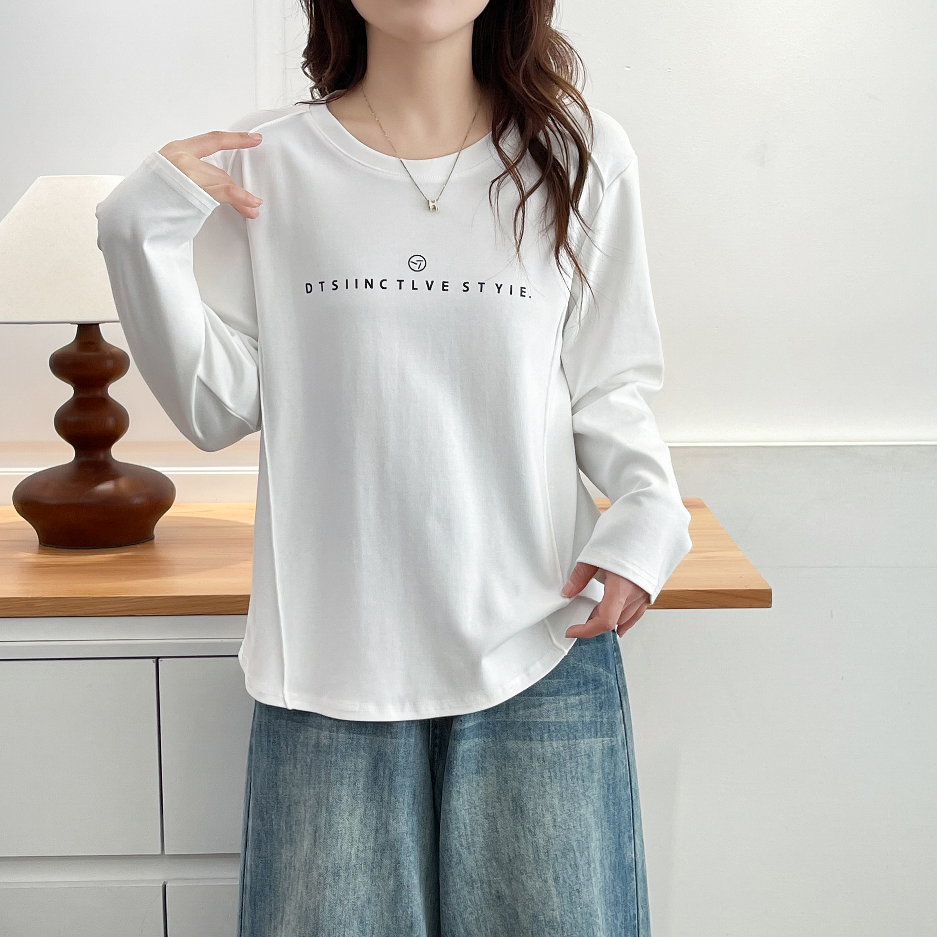 2025新款正肩字母印花圆领长袖t恤女百搭减龄显瘦白色上衣春秋季