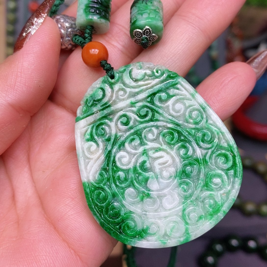 翡翠颈饰未镶嵌漂亮美眉