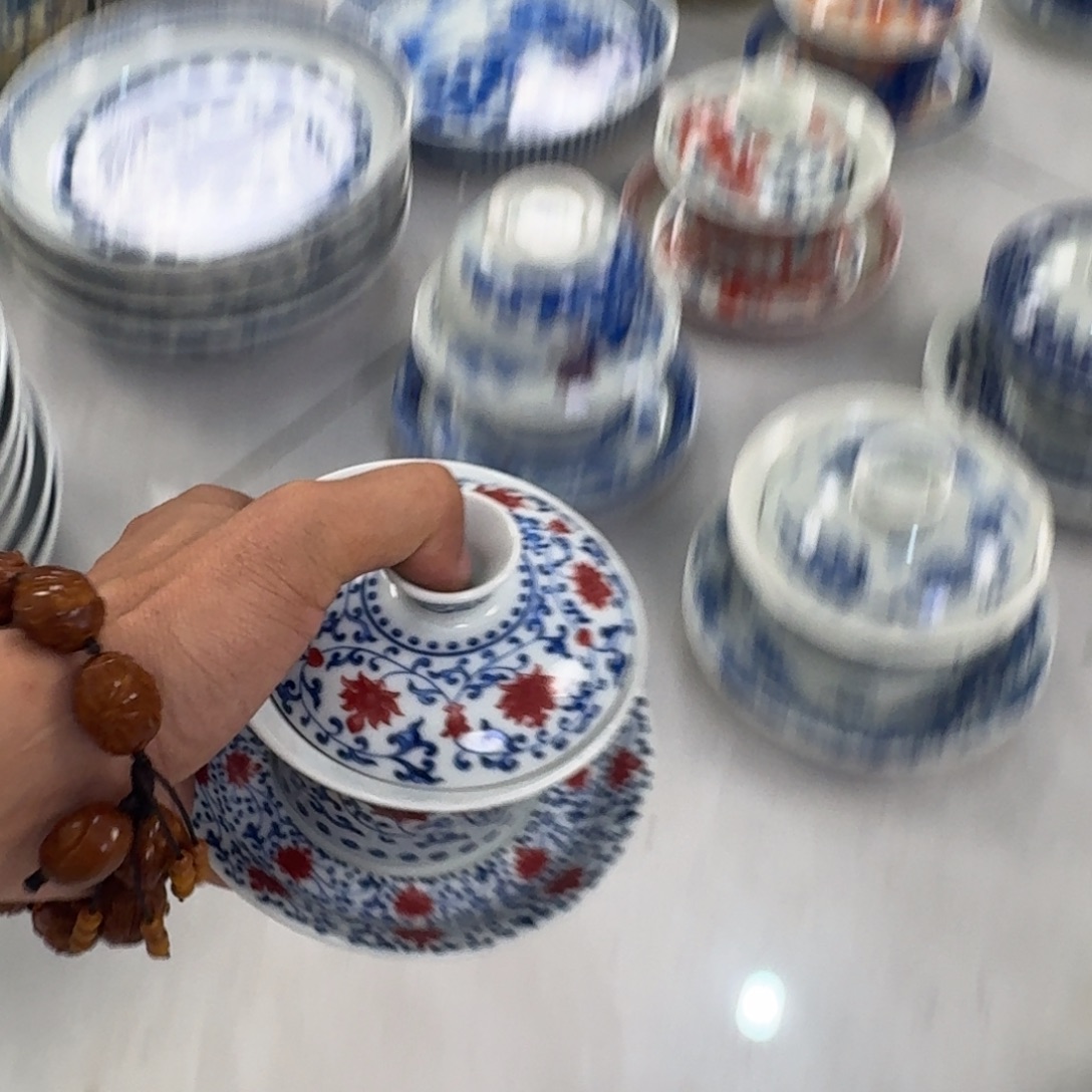 摆件釉里红缠枝莲三才盖碗