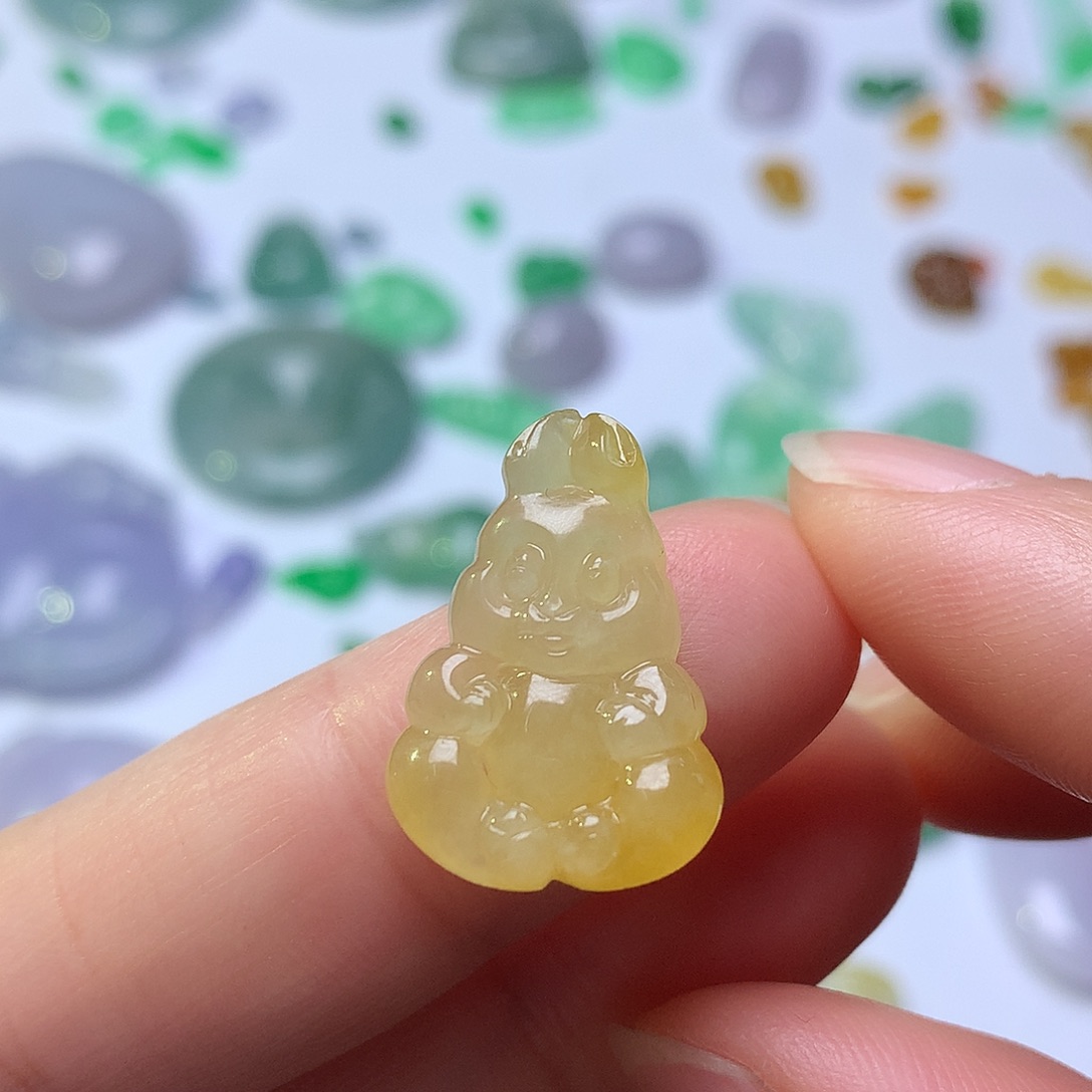 翡翠未镶嵌颈饰兔子