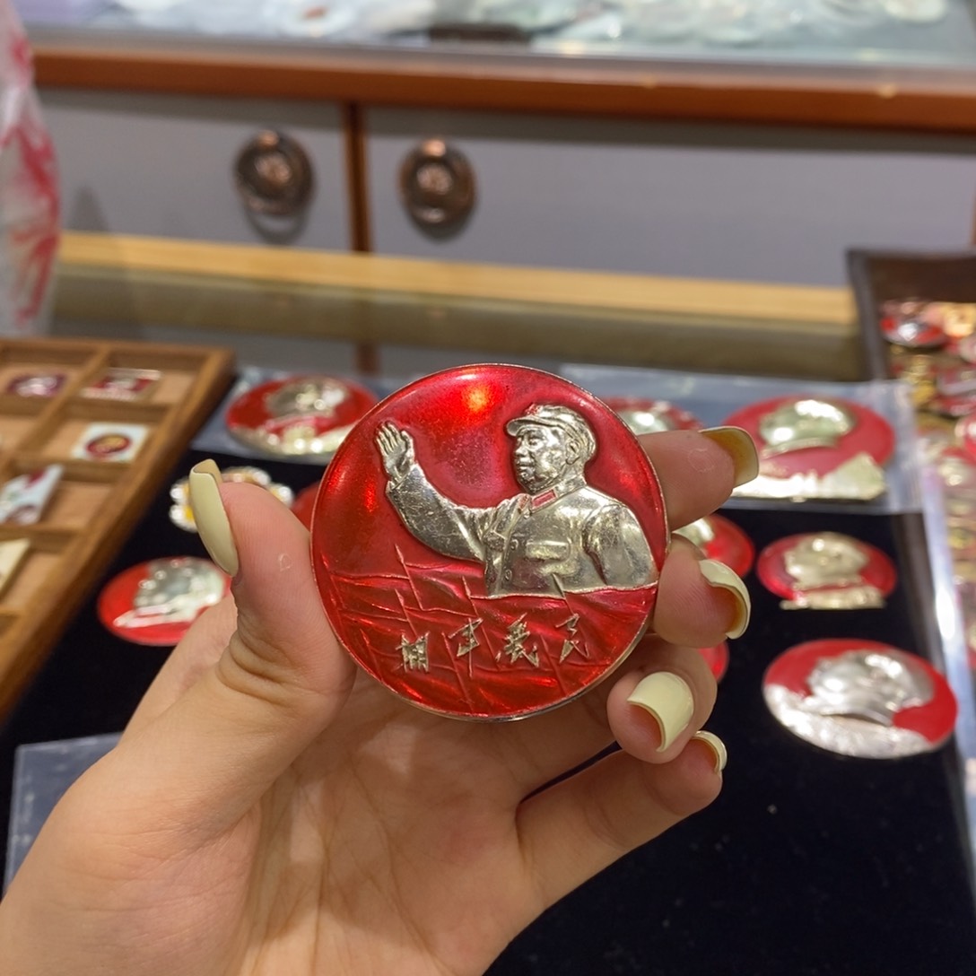 铝爷爷带帽 半身挥手像