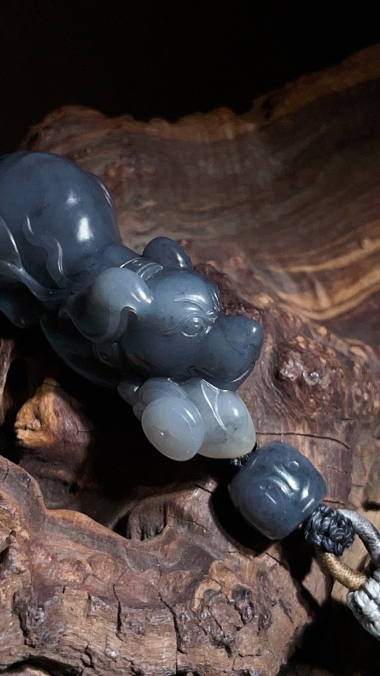 和田玉子料墨玉旺财手把件