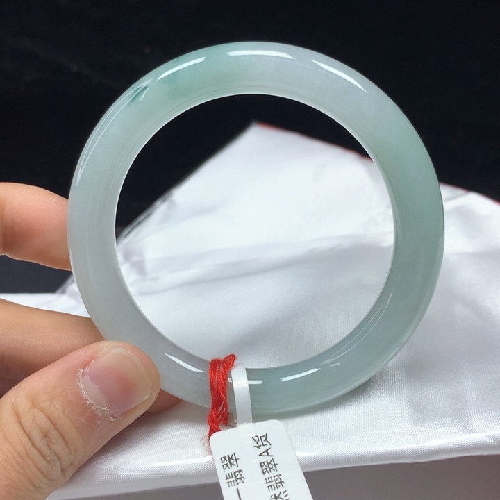 翡翠未镶嵌手镯（圆镯）55