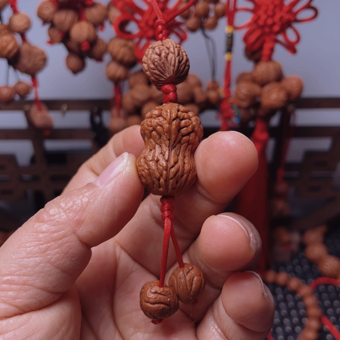 木质类龙纹桃枭挂件