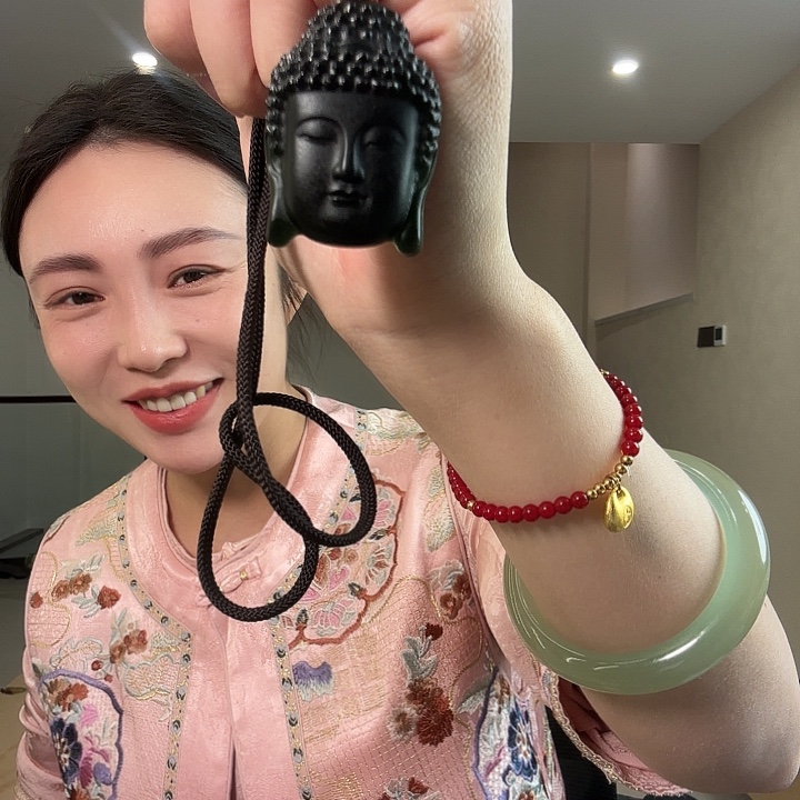 素***…蛇纹石玉未镶嵌颈饰