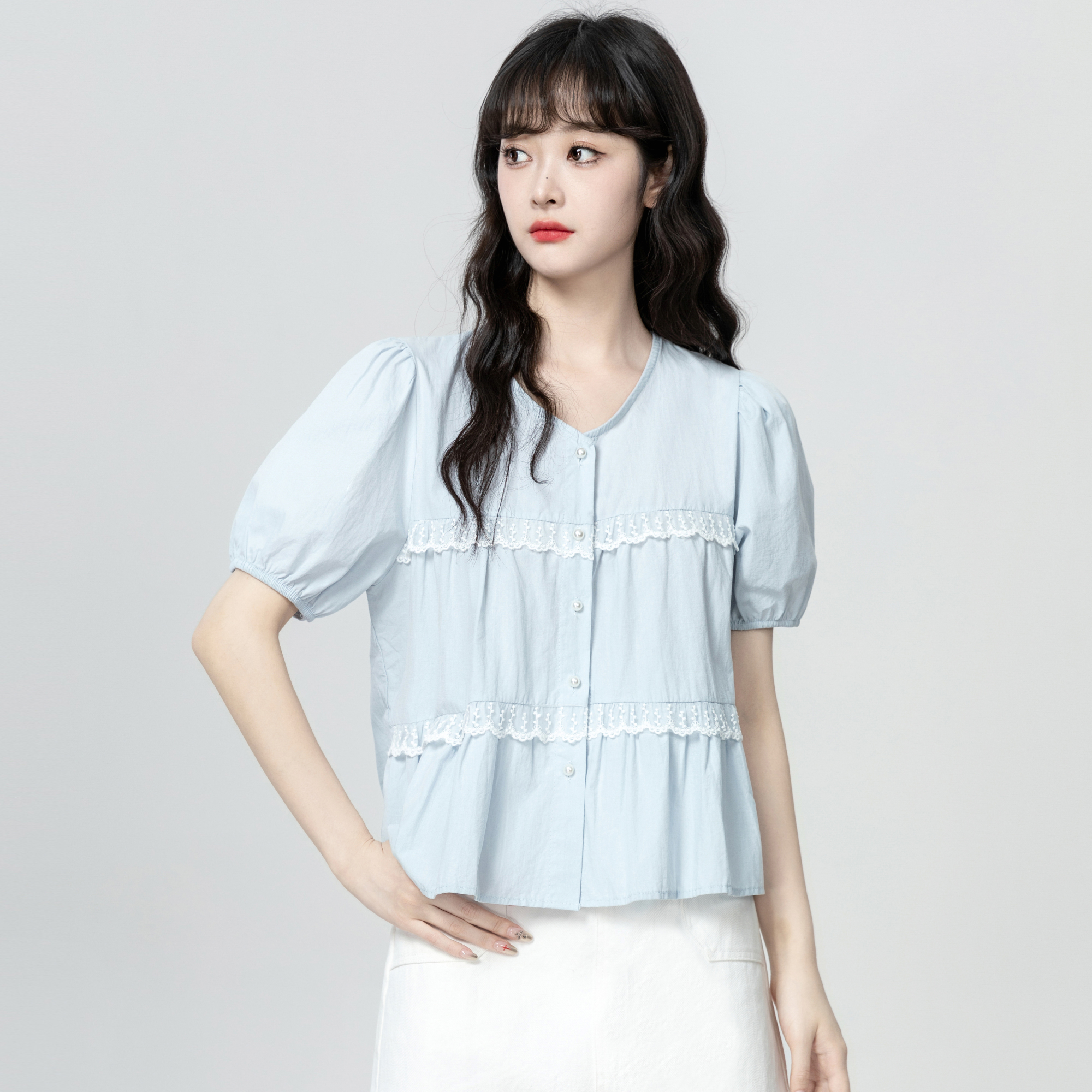 蓝色V领短袖衬衫女夏2025夏季新款蕾丝边拼接泡泡袖衬衣短款上衣