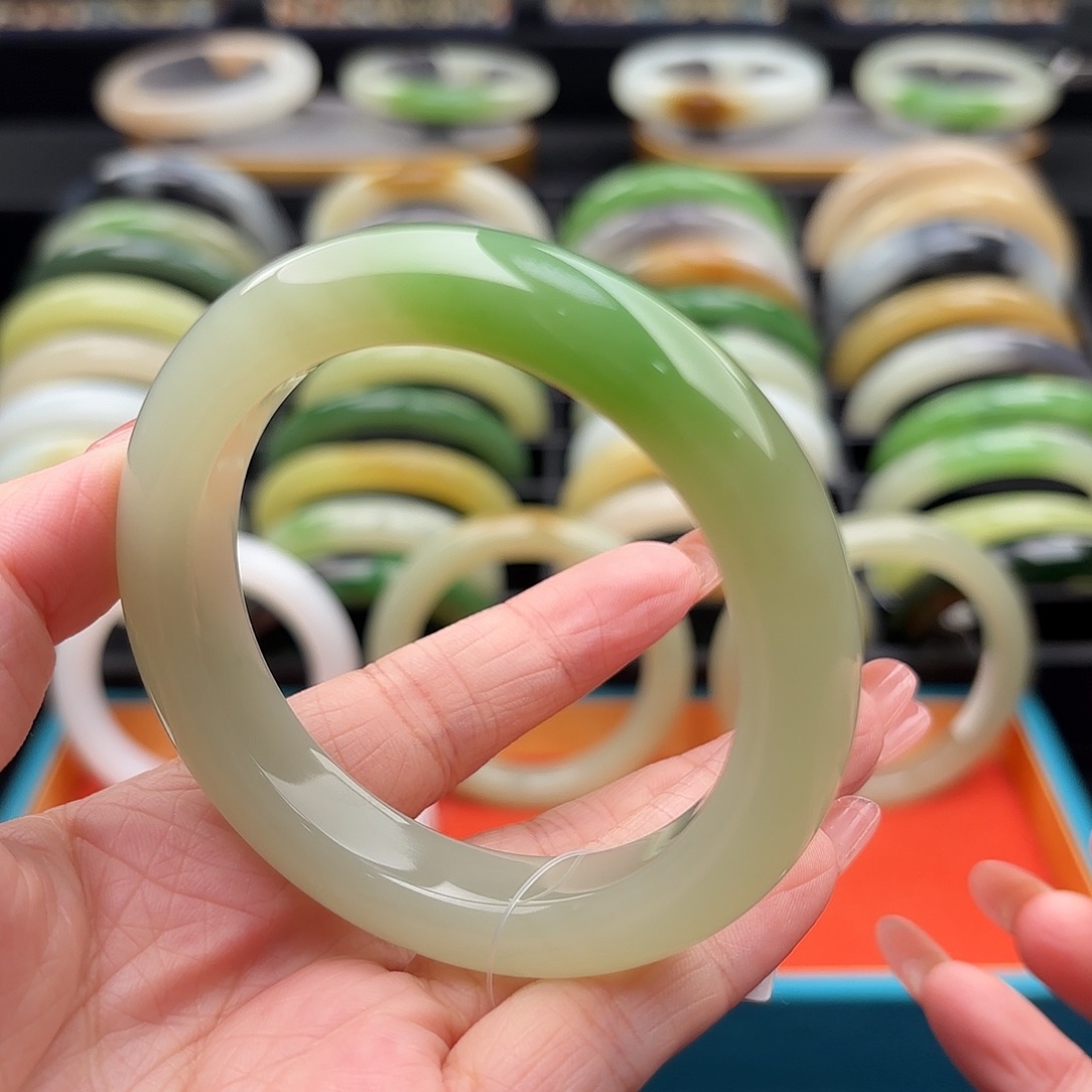 和田玉未镶嵌手镯白底一口聚翠 翠特别浓郁 底子不灰54.3