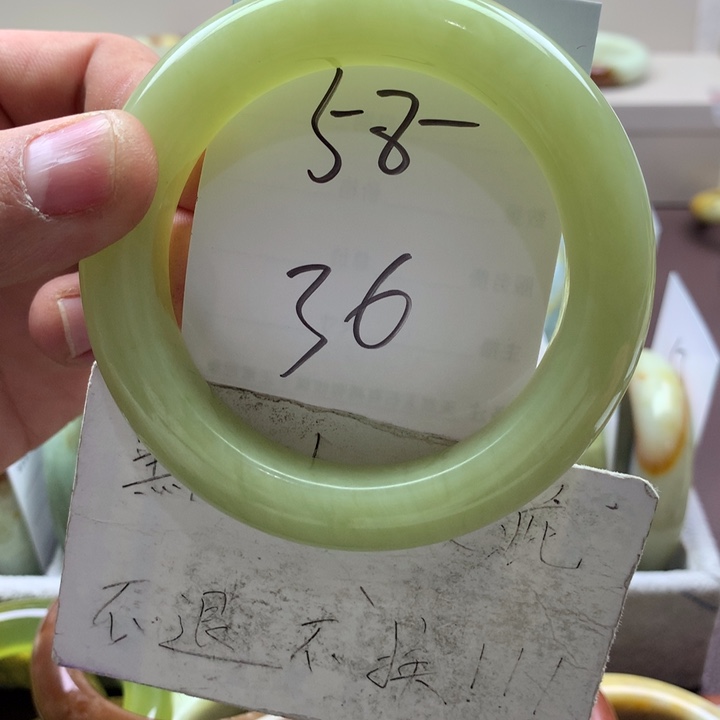 蛇纹石玉手镯未镶嵌