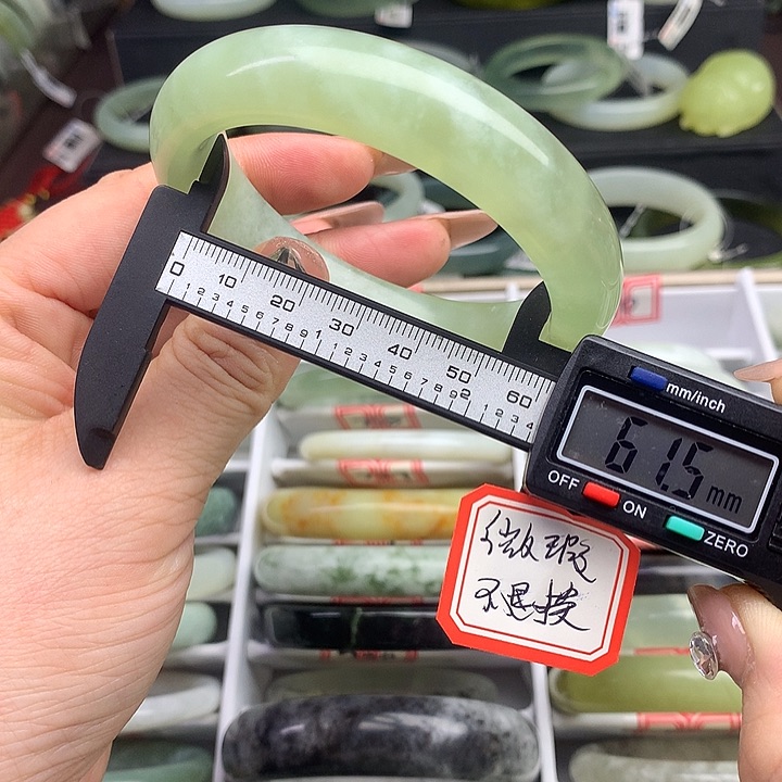 蛇纹石玉手镯未镶嵌750