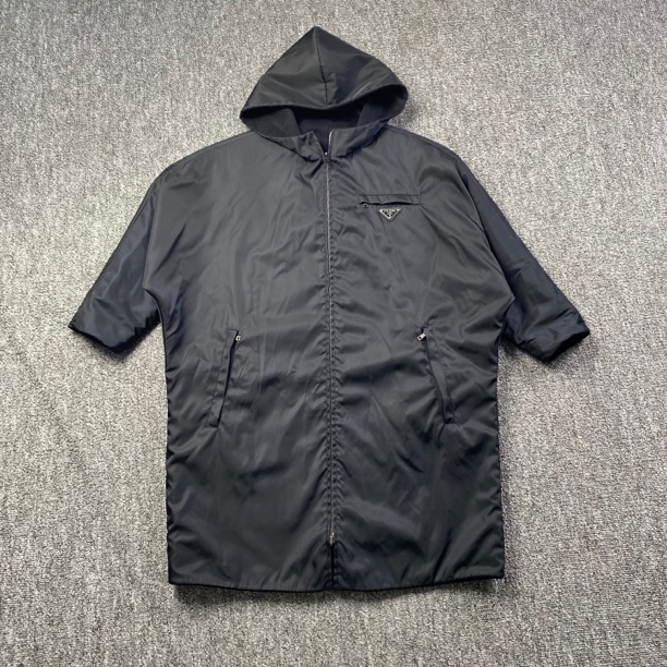 99新 Prada/普拉达 4795/黑色logo三角边尼龙连帽双面穿外套/40码