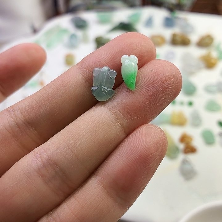 初***心翡翠未镶嵌颈饰鱼胡萝卜