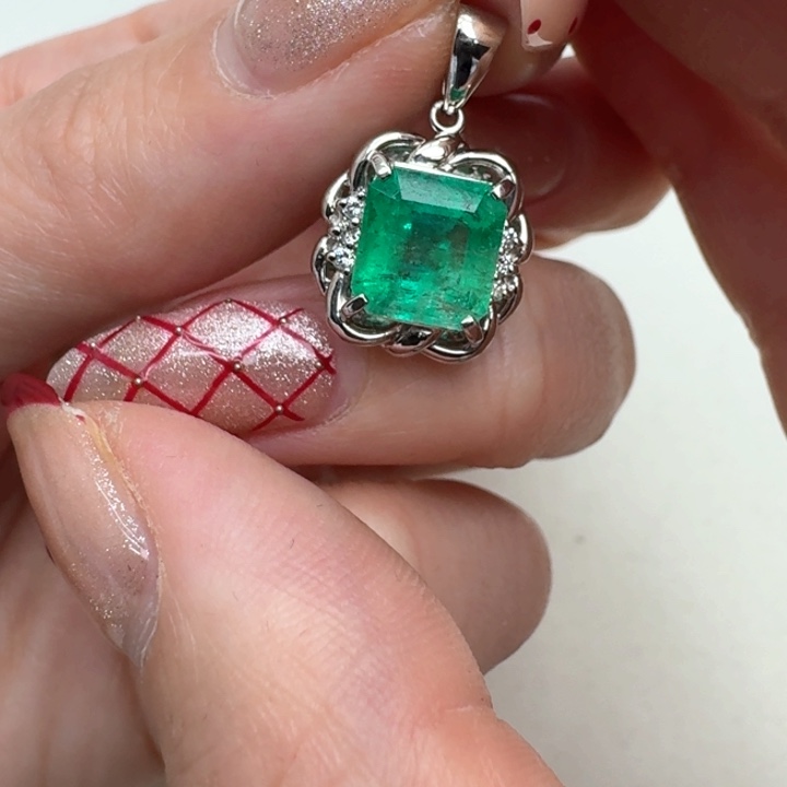 祖母绿颈饰未镶嵌