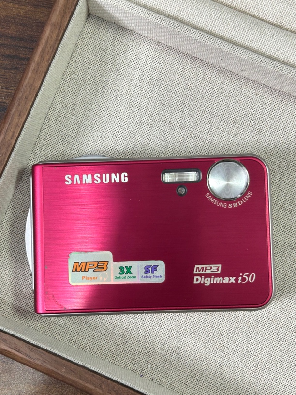 9新 Samsung/三星 i50 红色 500w像素复古ccd数码相机