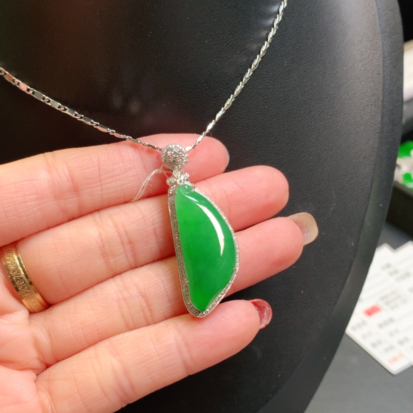 【闪购商品】翡翠吊坠(赠链)18K金镶嵌